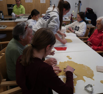 Kekse backen Seniorenheim Caro Bea und Emma Kekse backen Seniorenheim Caro Bea und Emma