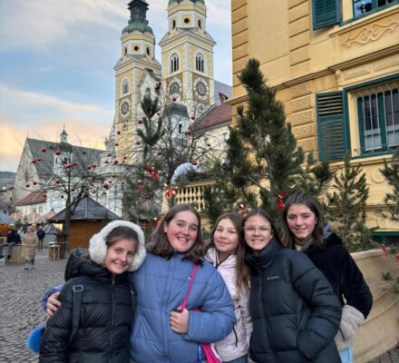 Weihnachtsmarkt Brixen Rosa, Babsi, Angelina, Lena, Susan Weihnachtsmarkt Brixen Rosa, Babsi, Angelina, Lena, Susan