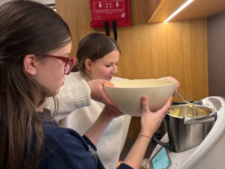 Backen Ida und Anna Roullade